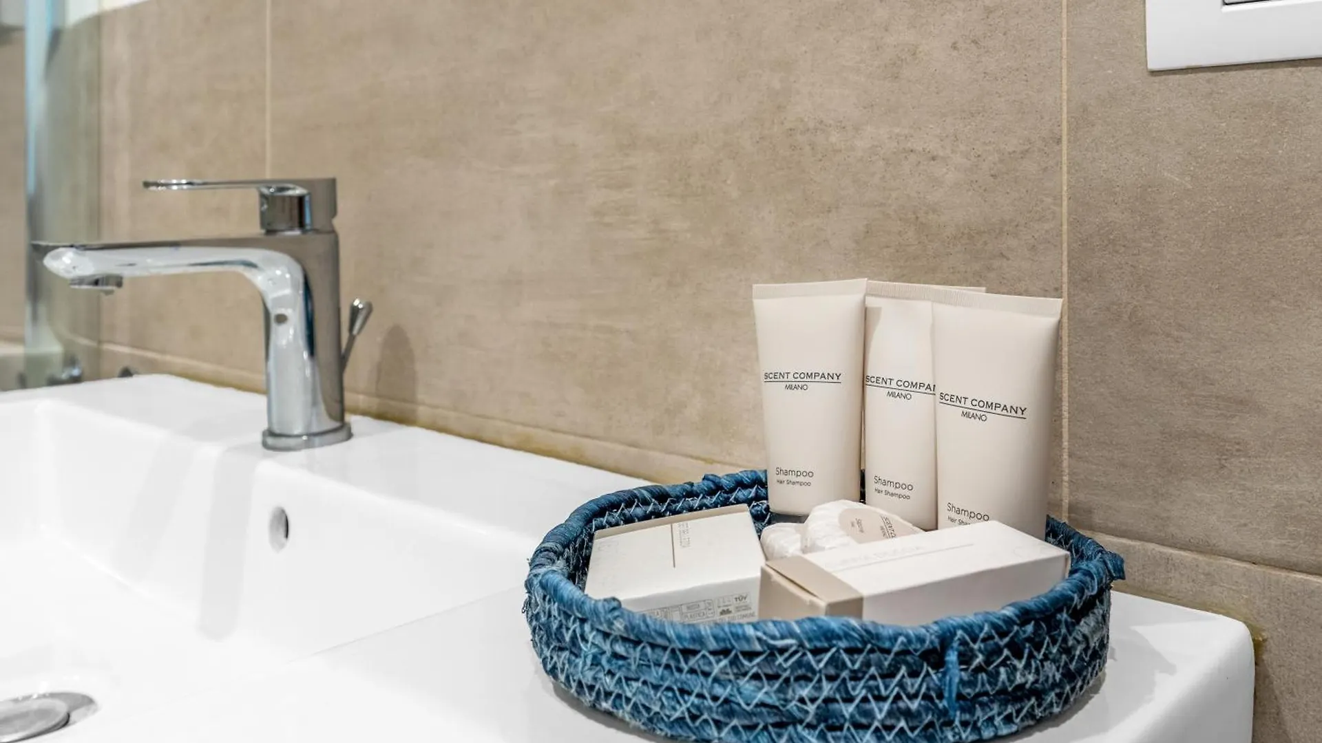 Easy Isola Apartment Milano 0*,